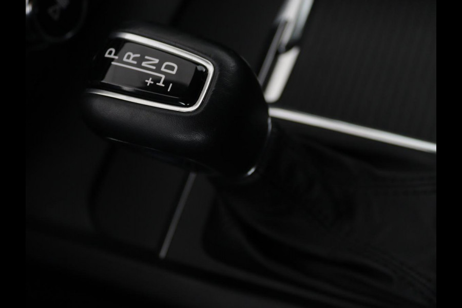 Volvo XC60 2.0 D4 Momentum Pro | Trekhaak | Camera | Half leder | Carplay | Navigatie | Full LED | Climate control | Getint glas | Parkeerhulp
