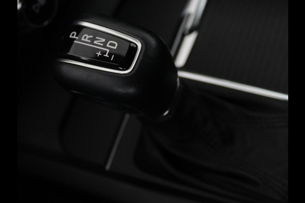Volvo XC60 2.0 D4 Momentum Pro | Trekhaak | Camera | Half leder | Carplay | Navigatie | Full LED | Climate control | Getint glas | Parkeerhulp