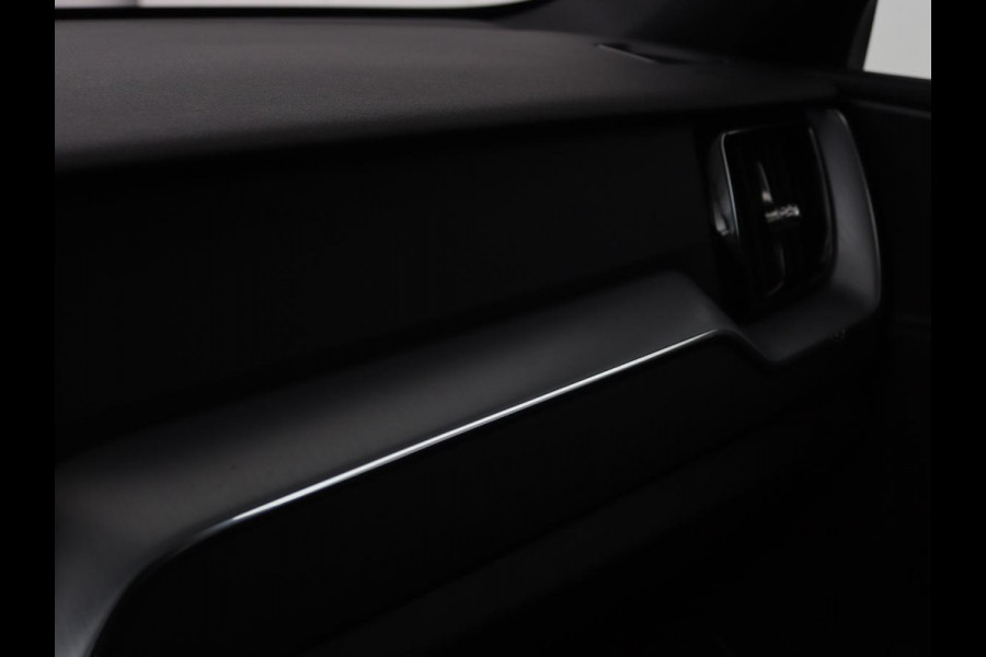 Volvo XC60 2.0 D4 Momentum Pro | Trekhaak | Camera | Half leder | Carplay | Navigatie | Full LED | Climate control | Getint glas | Parkeerhulp