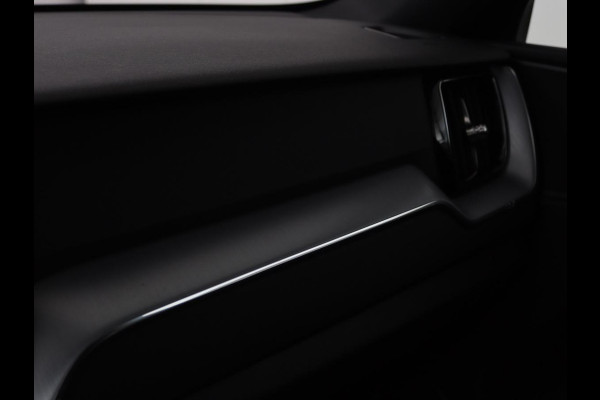 Volvo XC60 2.0 D4 Momentum Pro | Trekhaak | Camera | Half leder | Carplay | Navigatie | Full LED | Climate control | Getint glas | Parkeerhulp