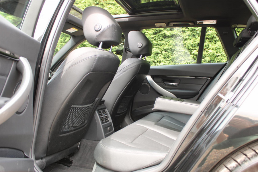 BMW 3 Serie Touring 320i M Sport Edition Panodak HeadUp Leer 19INCH !!NIEUWBINNEN!!