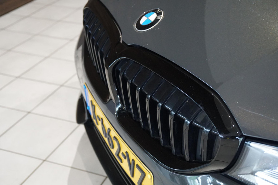BMW 3 Serie 318i High Executive + SCHUIFDAK / LASERLIGHT / LEDER / TREKHAAK