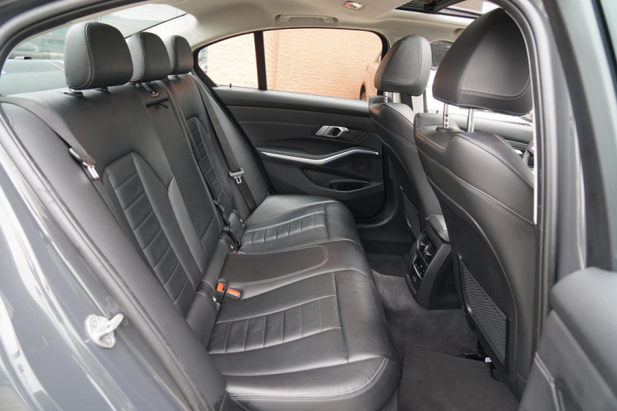 BMW 3 Serie 318i High Executive + SCHUIFDAK / LASERLIGHT / LEDER / TREKHAAK