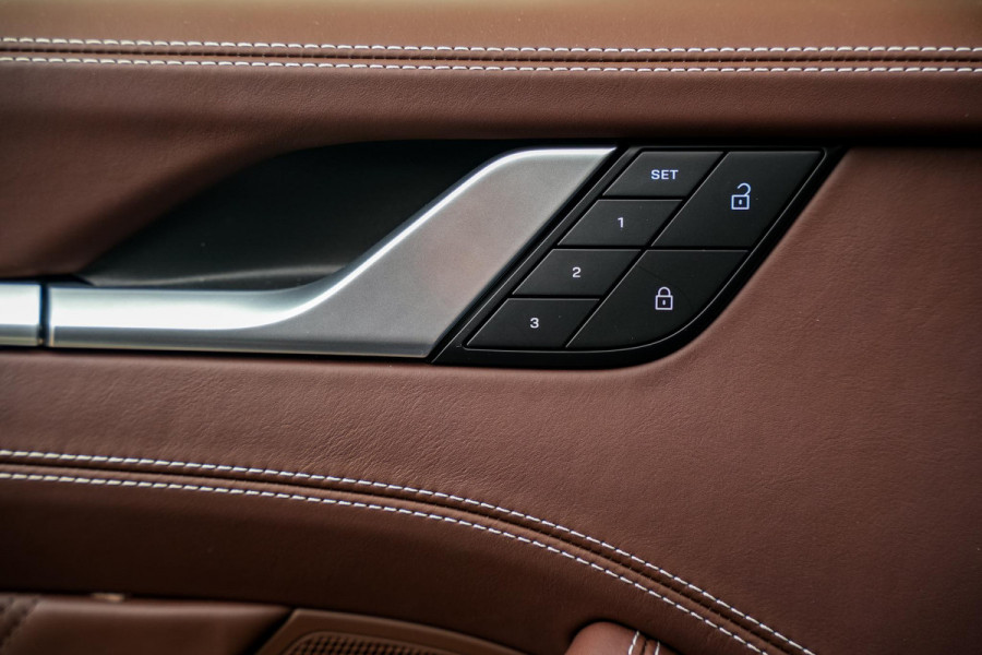 Porsche 911 3.8 Turbo S Aerokit Keramisch Schuifdak Burmester Keyless Liftsysteem Sportchrono 21''LM