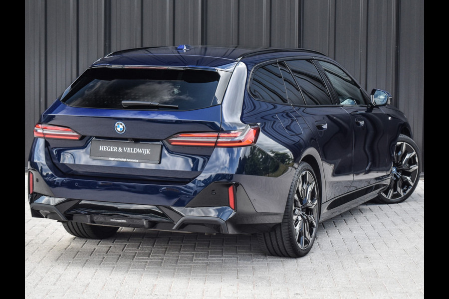 BMW 5 Serie Touring 550e xDrive M-SPORT PRO | PANORAMADAK | ACTIVE CRUISE CONTROL | ELEKTR. VERST. STOELEN MET GEHEUGEN | B&W AUDIO | STOELV
