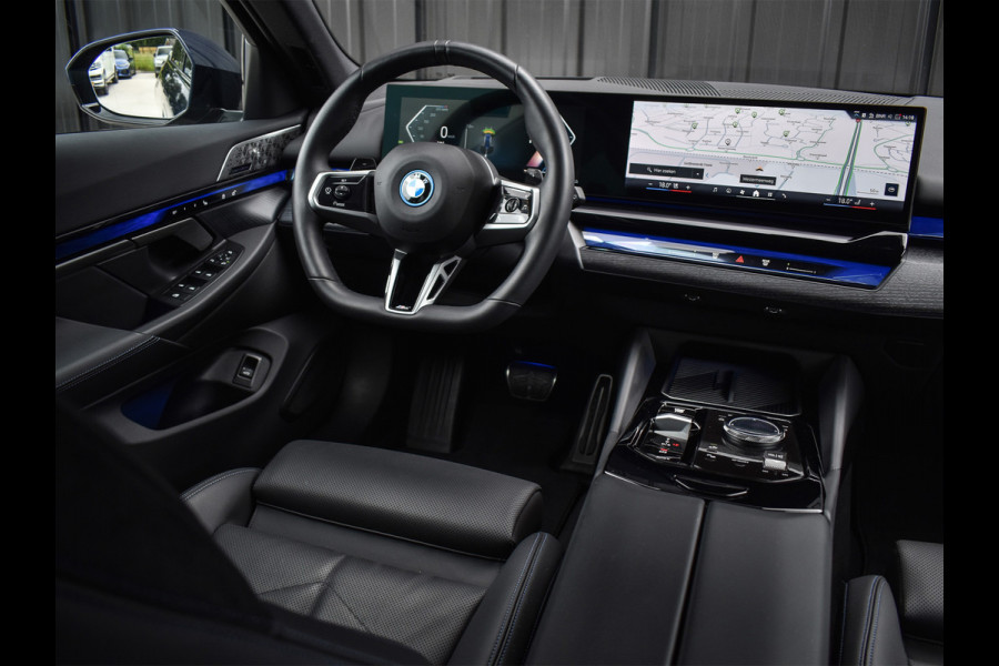 BMW 5 Serie Touring 550e xDrive M-SPORT PRO | PANORAMADAK | ACTIVE CRUISE CONTROL | ELEKTR. VERST. STOELEN MET GEHEUGEN | B&W AUDIO | STOELV