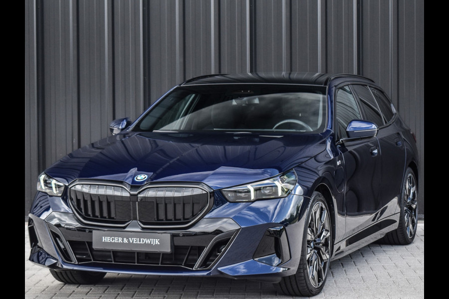 BMW 5 Serie Touring 550e xDrive M-SPORT PRO | PANORAMADAK | ACTIVE CRUISE CONTROL | ELEKTR. VERST. STOELEN MET GEHEUGEN | B&W AUDIO | STOELV