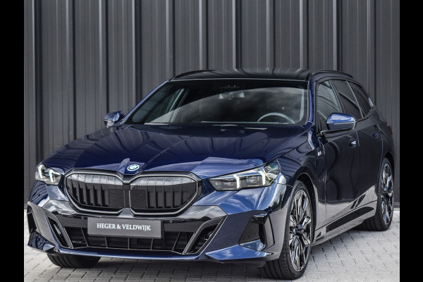 BMW 5 Serie Touring 550e xDrive M-SPORT PRO | PANORAMADAK | ACTIVE CRUISE CONTROL | ELEKTR. VERST. STOELEN MET GEHEUGEN | B&W AUDIO | STOELV
