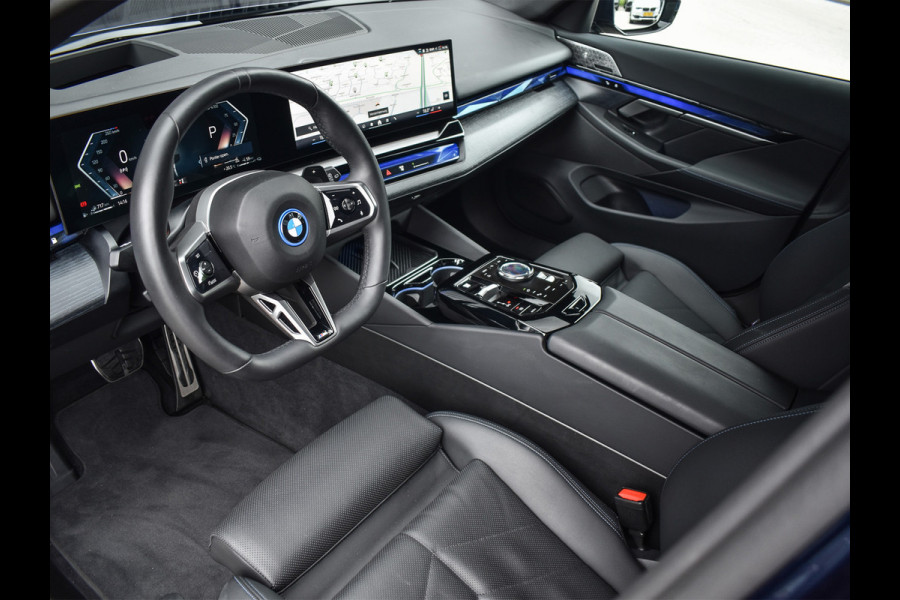 BMW 5 Serie Touring 550e xDrive M-SPORT PRO | PANORAMADAK | ACTIVE CRUISE CONTROL | ELEKTR. VERST. STOELEN MET GEHEUGEN | B&W AUDIO | STOELV