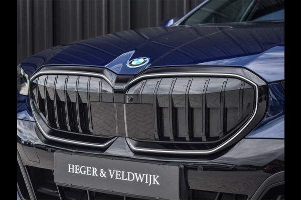 BMW 5 Serie Touring 550e xDrive M-SPORT PRO | PANORAMADAK | ACTIVE CRUISE CONTROL | ELEKTR. VERST. STOELEN MET GEHEUGEN | B&W AUDIO | STOELV