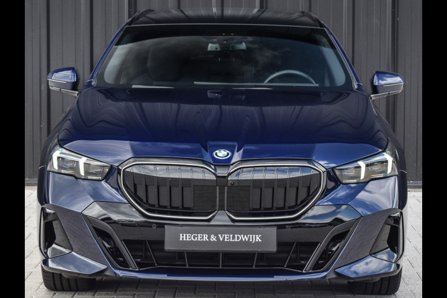 BMW 5 Serie Touring 550e xDrive M-SPORT PRO | PANORAMADAK | ACTIVE CRUISE CONTROL | ELEKTR. VERST. STOELEN MET GEHEUGEN | B&W AUDIO | STOELV