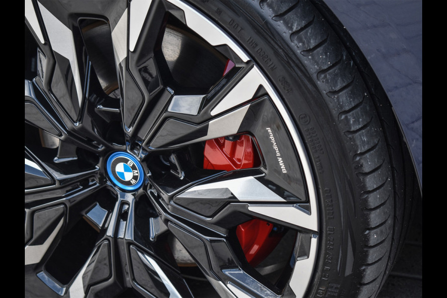 BMW 5 Serie Touring 550e xDrive M-SPORT PRO | PANORAMADAK | ACTIVE CRUISE CONTROL | ELEKTR. VERST. STOELEN MET GEHEUGEN | B&W AUDIO | STOELV