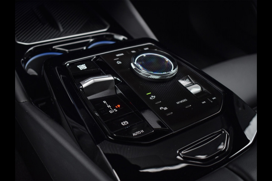 BMW 5 Serie Touring 550e xDrive M-SPORT PRO | PANORAMADAK | ACTIVE CRUISE CONTROL | ELEKTR. VERST. STOELEN MET GEHEUGEN | B&W AUDIO | STOELV