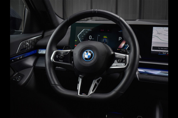 BMW 5 Serie Touring 550e xDrive M-SPORT PRO | PANORAMADAK | ACTIVE CRUISE CONTROL | ELEKTR. VERST. STOELEN MET GEHEUGEN | B&W AUDIO | STOELV