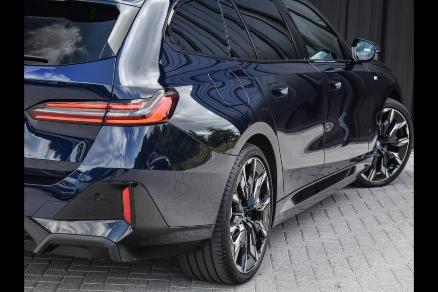 BMW 5 Serie Touring 550e xDrive M-SPORT PRO | PANORAMADAK | ACTIVE CRUISE CONTROL | ELEKTR. VERST. STOELEN MET GEHEUGEN | B&W AUDIO | STOELV