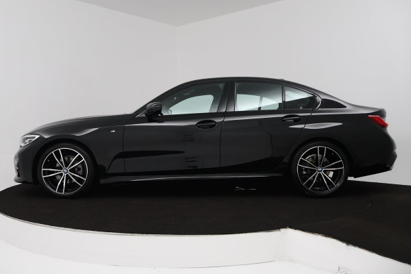 BMW 3-serie 320i High Executive Edition (TREKHAAK, PARKEERSENSOREN, STOELVERWARMING, LEER, NAVIGATIE, NL-AUTO)
