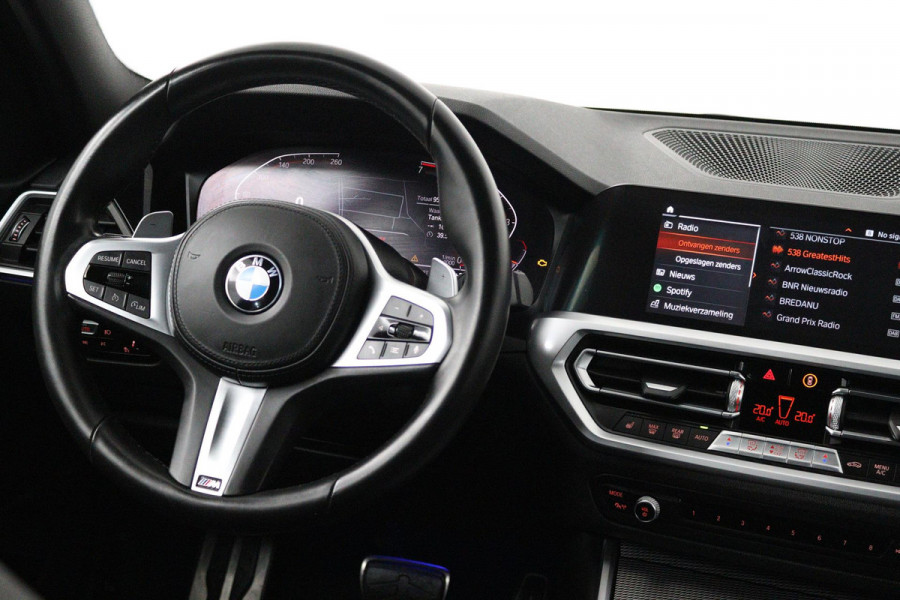 BMW 3-serie 320i High Executive Edition (TREKHAAK, PARKEERSENSOREN, STOELVERWARMING, LEER, NAVIGATIE, NL-AUTO)