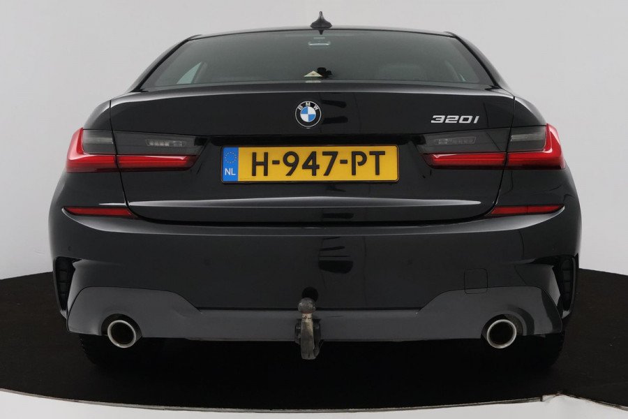 BMW 3-serie 320i High Executive Edition (TREKHAAK, PARKEERSENSOREN, STOELVERWARMING, LEER, NAVIGATIE, NL-AUTO)