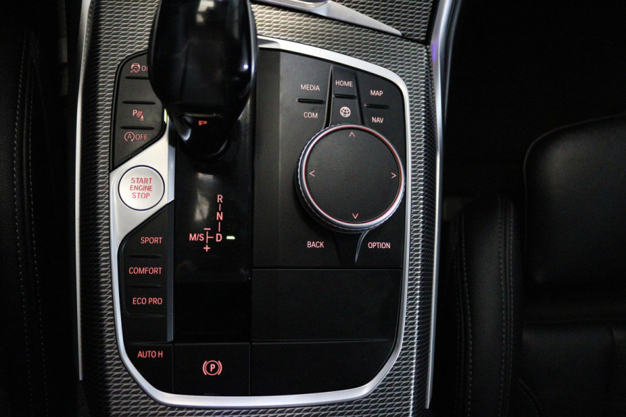 BMW 3-serie 320i High Executive Edition (TREKHAAK, PARKEERSENSOREN, STOELVERWARMING, LEER, NAVIGATIE, NL-AUTO)