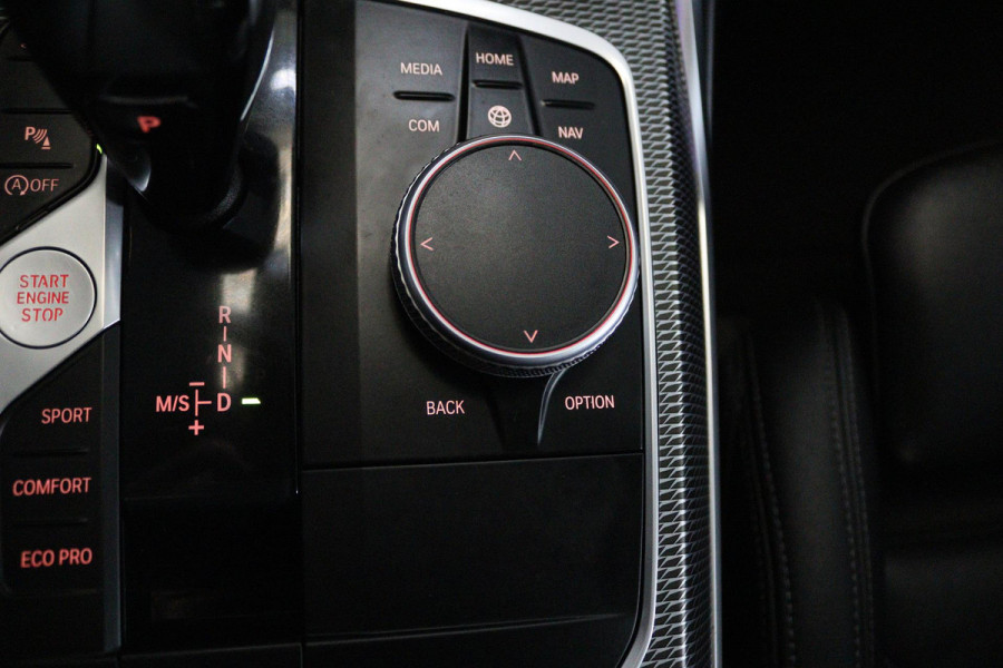BMW 3-serie 320i High Executive Edition (TREKHAAK, PARKEERSENSOREN, STOELVERWARMING, LEER, NAVIGATIE, NL-AUTO)