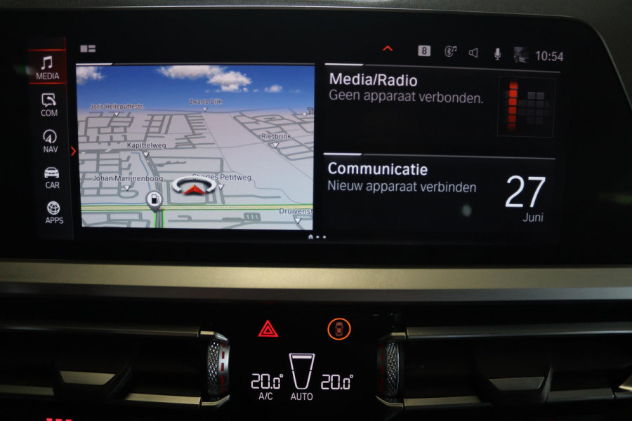 BMW 3-serie 320i High Executive Edition (TREKHAAK, PARKEERSENSOREN, STOELVERWARMING, LEER, NAVIGATIE, NL-AUTO)