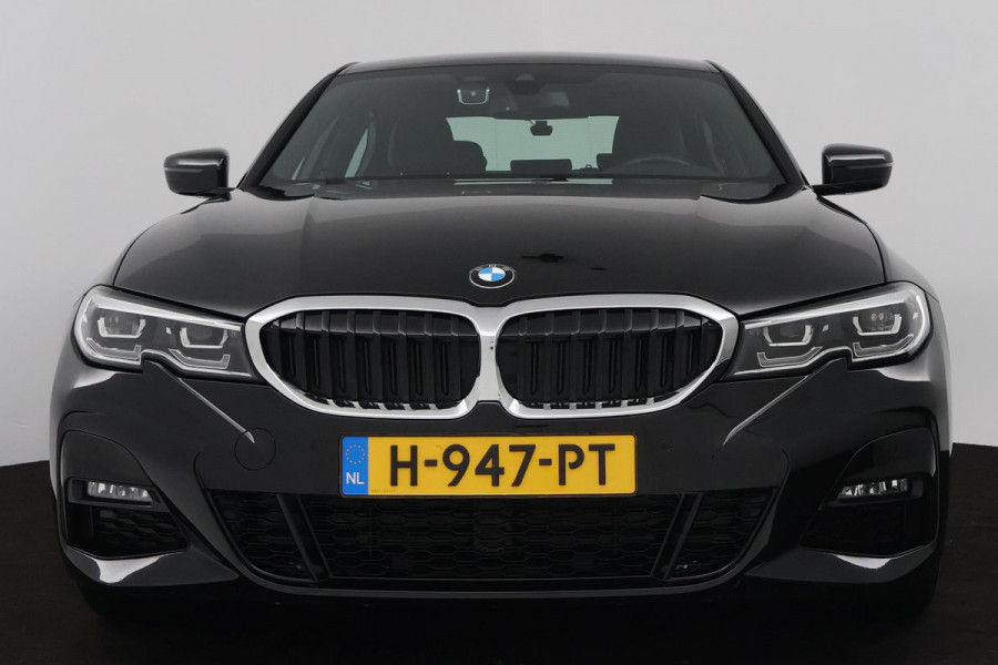 BMW 3-serie 320i High Executive Edition (TREKHAAK, PARKEERSENSOREN, STOELVERWARMING, LEER, NAVIGATIE, NL-AUTO)