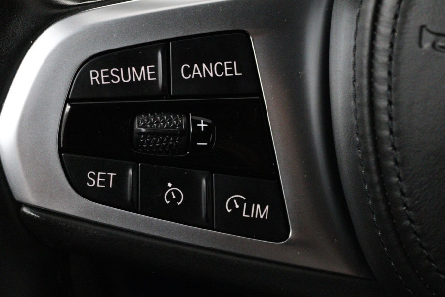 BMW 3-serie 320i High Executive Edition (TREKHAAK, PARKEERSENSOREN, STOELVERWARMING, LEER, NAVIGATIE, NL-AUTO)