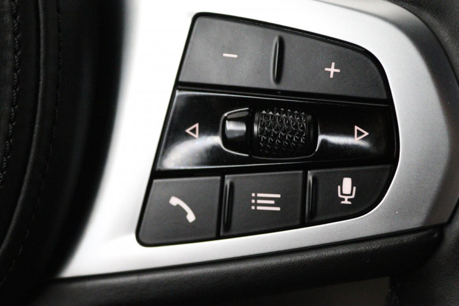 BMW 3-serie 320i High Executive Edition (TREKHAAK, PARKEERSENSOREN, STOELVERWARMING, LEER, NAVIGATIE, NL-AUTO)