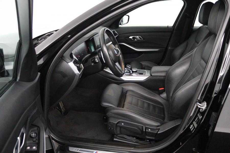 BMW 3-serie 320i High Executive Edition (TREKHAAK, PARKEERSENSOREN, STOELVERWARMING, LEER, NAVIGATIE, NL-AUTO)