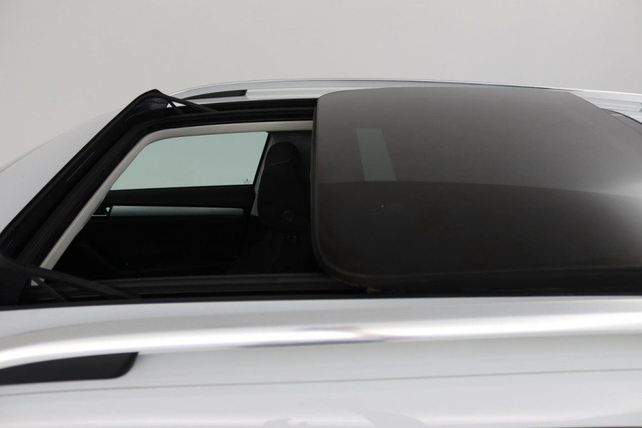 Škoda Superb Combi 1.5 TSI ACT Ambition Business (PANORAMADAK, STOELVERWARMING, TREKHAAK, ELEKTR STOELEN, NAVIGATIE, NL-AUTO)