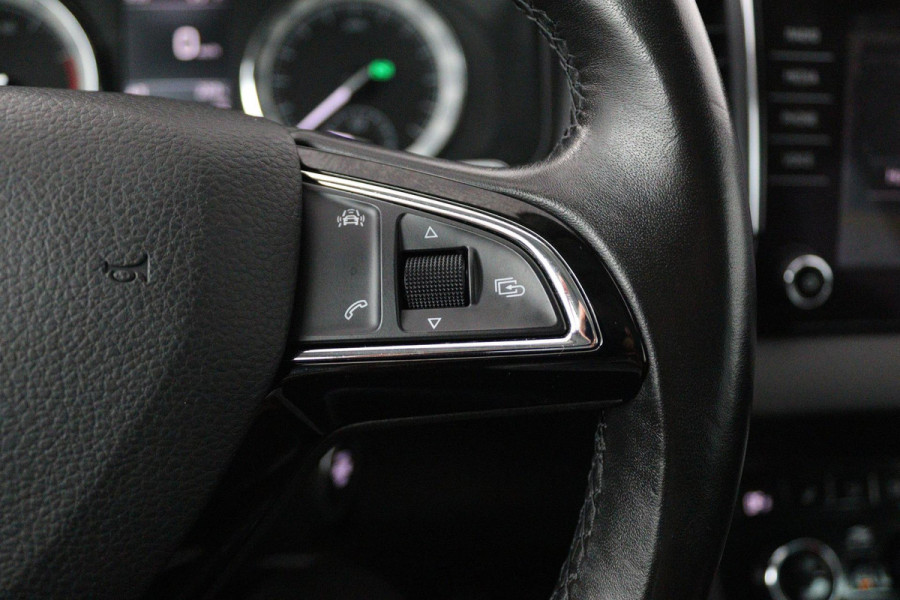 Škoda Karoq 1.5 TSI ACT Style Business (PANORAMADAK, CRUISE ADAPTIEF, PARKEERSENSOREN, STOELVERWARMING, NAVIGATIE, AUTOMAAT)