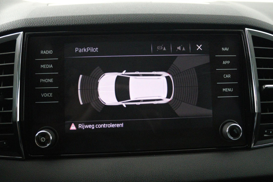Škoda Karoq 1.5 TSI ACT Style Business (PANORAMADAK, CRUISE ADAPTIEF, PARKEERSENSOREN, STOELVERWARMING, NAVIGATIE, AUTOMAAT)