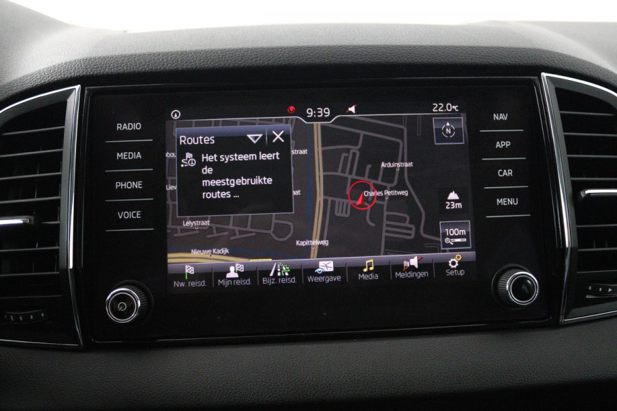 Škoda Karoq 1.5 TSI ACT Style Business (PANORAMADAK, CRUISE ADAPTIEF, PARKEERSENSOREN, STOELVERWARMING, NAVIGATIE, AUTOMAAT)