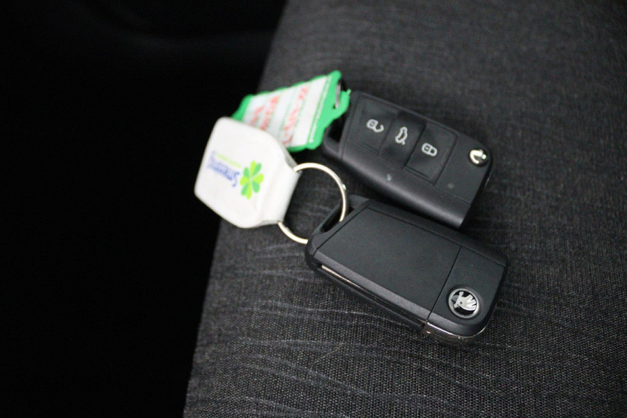 Škoda Karoq 1.5 TSI ACT Style Business (PANORAMADAK, CRUISE ADAPTIEF, PARKEERSENSOREN, STOELVERWARMING, NAVIGATIE, AUTOMAAT)