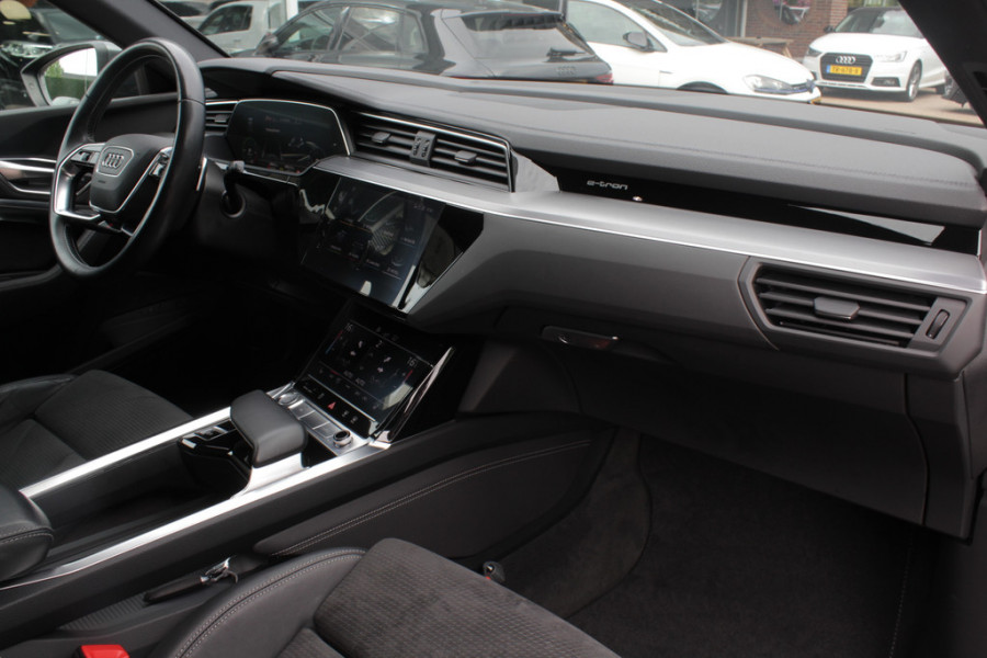 Audi e-tron Sportback 50 quattro S edition 71 kWh / Panoramadak / Camera / Luchtvering / 20'' / Leder&Alcantara / DAB / ACC / Navigatie / Stoelverwarming
