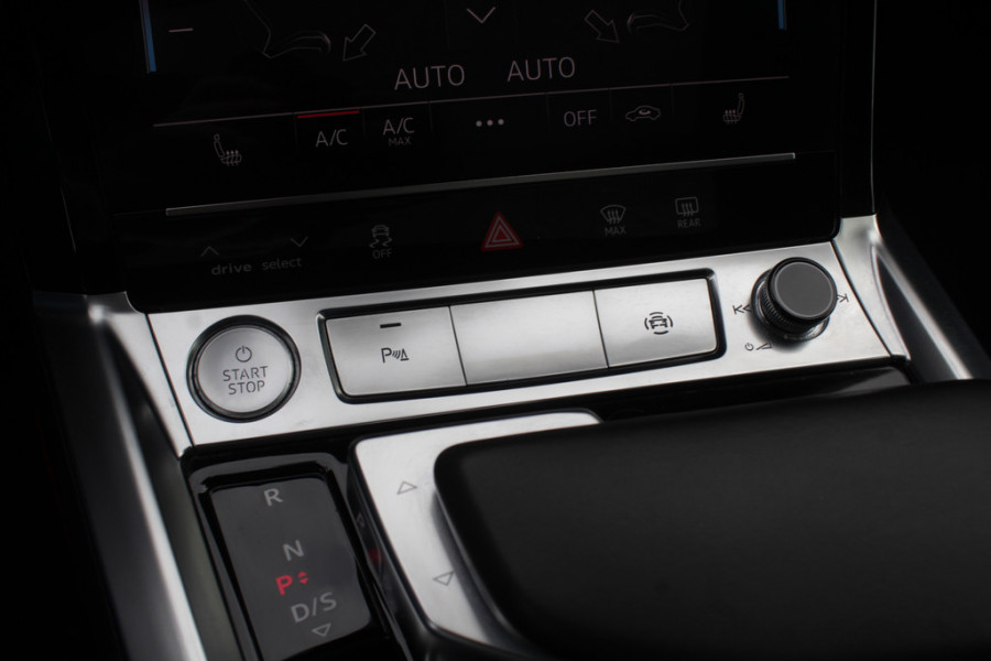 Audi e-tron Sportback 50 quattro S edition 71 kWh / Panoramadak / Camera / Luchtvering / 20'' / Leder&Alcantara / DAB / ACC / Navigatie / Stoelverwarming