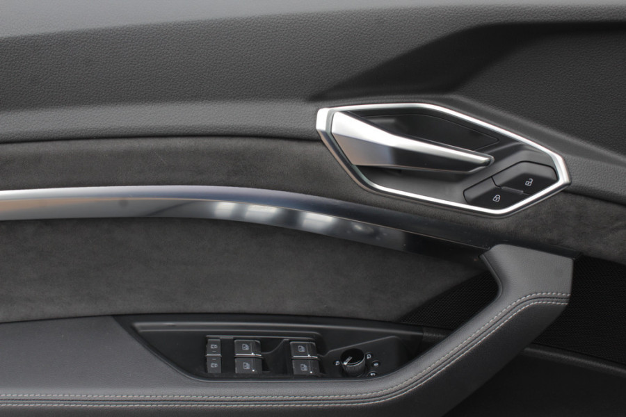 Audi e-tron Sportback 50 quattro S edition 71 kWh / Panoramadak / Camera / Luchtvering / 20'' / Leder&Alcantara / DAB / ACC / Navigatie / Stoelverwarming