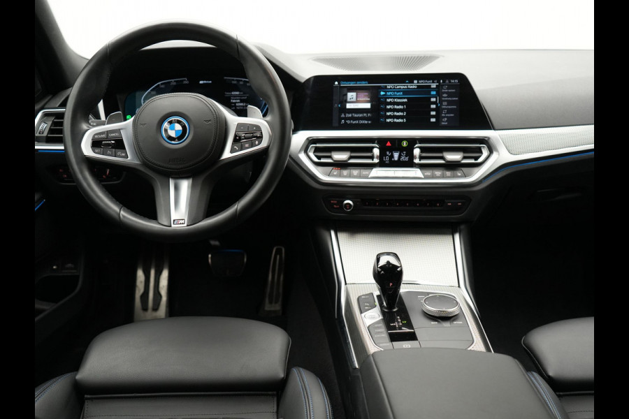 BMW 3 Serie Touring 320e M Sport Plug In Hybrid Dealer O.H PHEV | Alcantara Sportstoelen Verwarmd | 19"L.M | Keyless | Camera | Parkassist  | Apple Carplay | Sfeerverlichting | Navi Full Map |