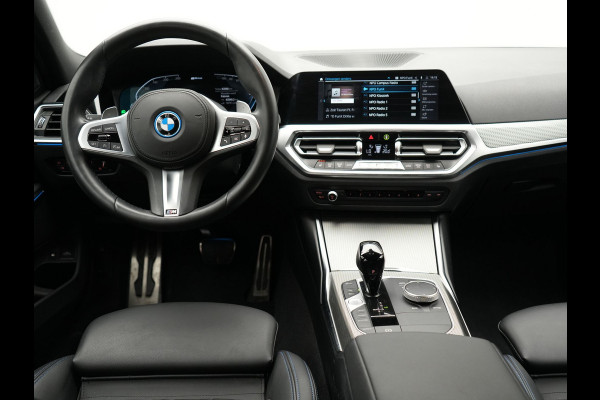 BMW 3 Serie Touring 320e M Sport Plug In Hybrid Dealer O.H PHEV | Alcantara Sportstoelen Verwarmd | 19"L.M | Keyless | Camera | Parkassist  | Apple Carplay | Sfeerverlichting | Navi Full Map |