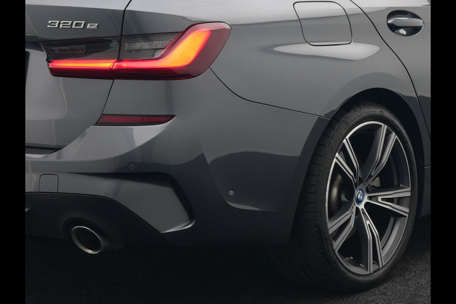 BMW 3 Serie Touring 320e M Sport Plug In Hybrid Dealer O.H PHEV | Alcantara Sportstoelen Verwarmd | 19"L.M | Keyless | Camera | Parkassist  | Apple Carplay | Sfeerverlichting | Navi Full Map |
