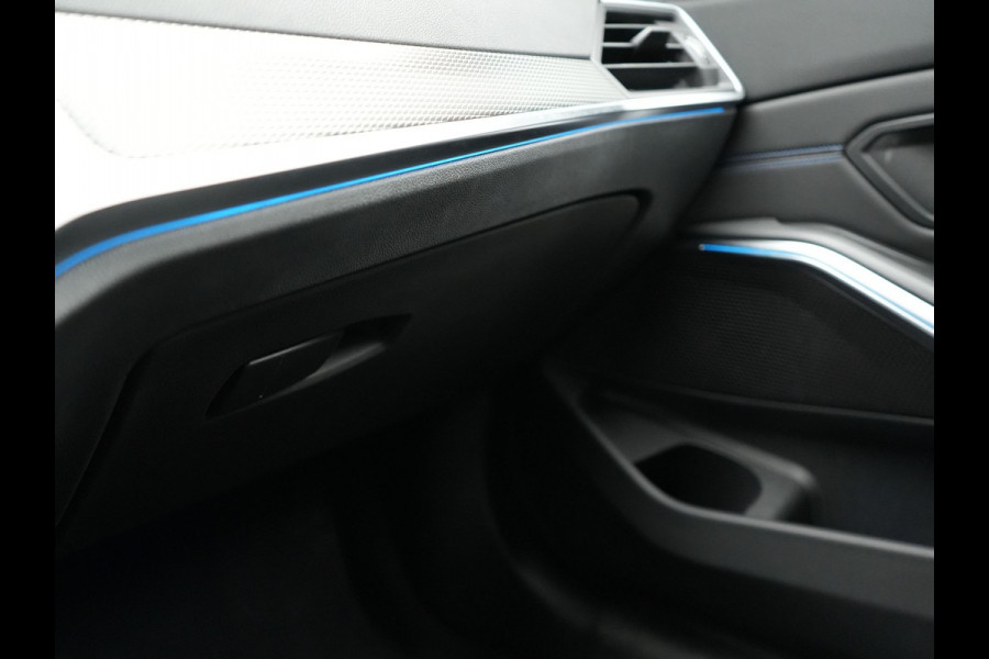 BMW 3 Serie Touring 320e M Sport Plug In Hybrid Dealer O.H PHEV | Alcantara Sportstoelen Verwarmd | 19"L.M | Keyless | Camera | Parkassist  | Apple Carplay | Sfeerverlichting | Navi Full Map |