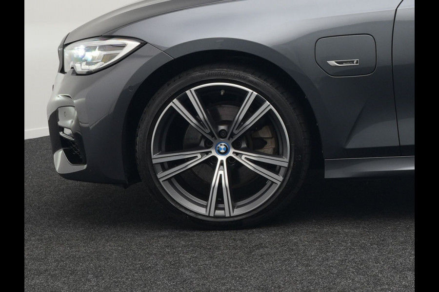 BMW 3 Serie Touring 320e M Sport Plug In Hybrid Dealer O.H PHEV | Alcantara Sportstoelen Verwarmd | 19"L.M | Keyless | Camera | Parkassist  | Apple Carplay | Sfeerverlichting | Navi Full Map |