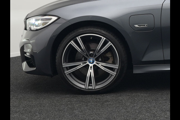 BMW 3 Serie Touring 320e M Sport Plug In Hybrid Dealer O.H PHEV | Alcantara Sportstoelen Verwarmd | 19"L.M | Keyless | Camera | Parkassist  | Apple Carplay | Sfeerverlichting | Navi Full Map |