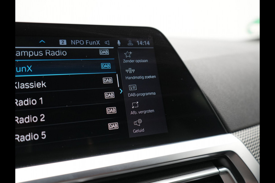BMW 3 Serie Touring 320e M Sport Plug In Hybrid Dealer O.H PHEV | Alcantara Sportstoelen Verwarmd | 19"L.M | Keyless | Camera | Parkassist  | Apple Carplay | Sfeerverlichting | Navi Full Map |