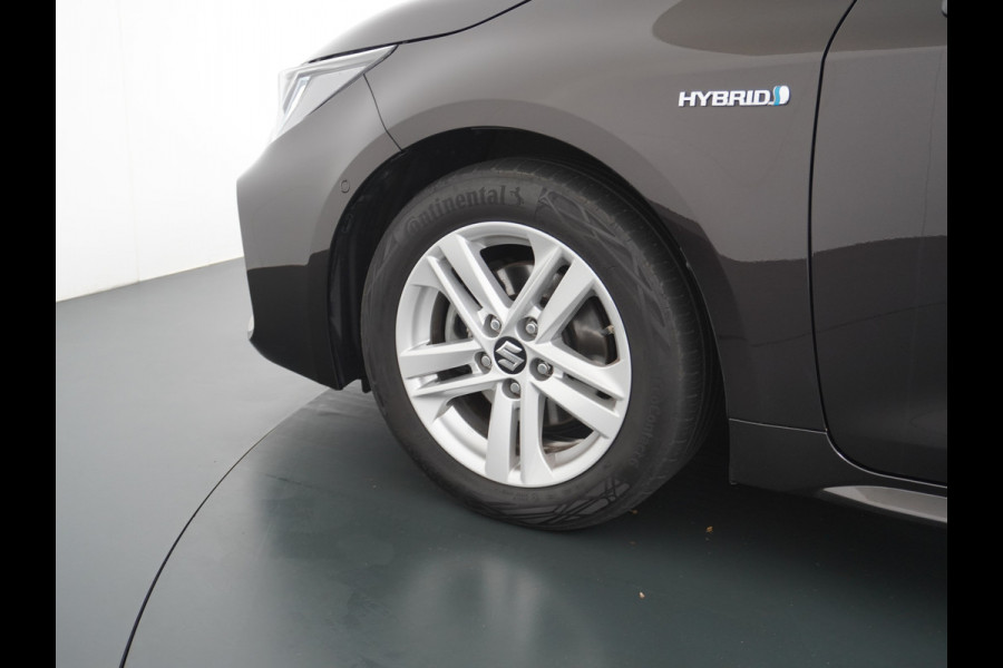 Suzuki Swace 1.8 Hybrid Trekh. Keyless Camera Adap.Cruise Parkeerhulp Stoel-/Stuurverw. Lane-dep. Bordherk. Blindspot Dab Navi Aut.Verlichting Regensensor PrivacyGlas Pdc Isofix Led Dakrails ArmsteunV+A Usb Ecc 16''LM Style