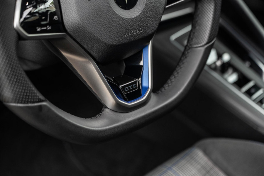 Volkswagen Golf 1.4 eHybrid GTE | Pano | IQ Light | Dodehoek