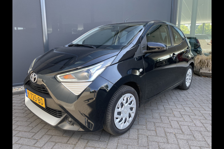 Toyota Aygo 1.0 VVT-i x-play Achteruitrijcamera - Airco - Cruise control - Bluetooth - Multifunctioneel stuurwiel