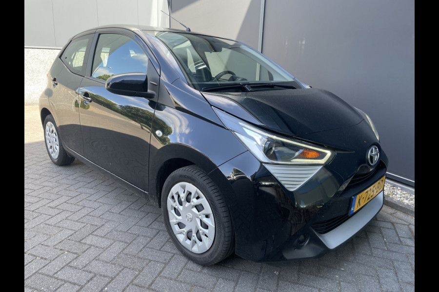 Toyota Aygo 1.0 VVT-i x-play Achteruitrijcamera - Airco - Cruise control - Bluetooth - Multifunctioneel stuurwiel