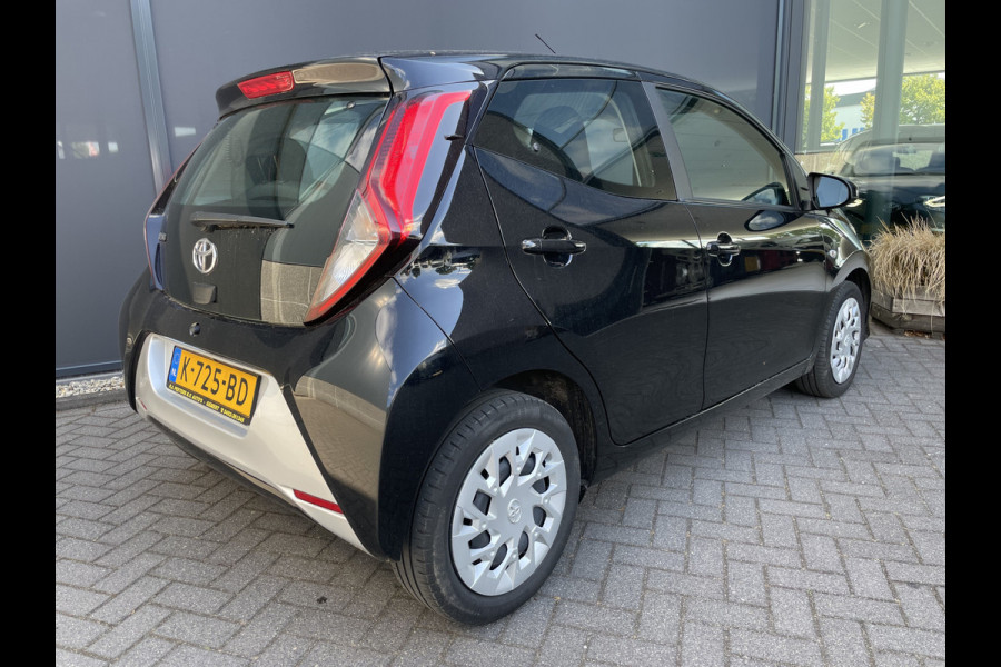 Toyota Aygo 1.0 VVT-i x-play Achteruitrijcamera - Airco - Cruise control - Bluetooth - Multifunctioneel stuurwiel