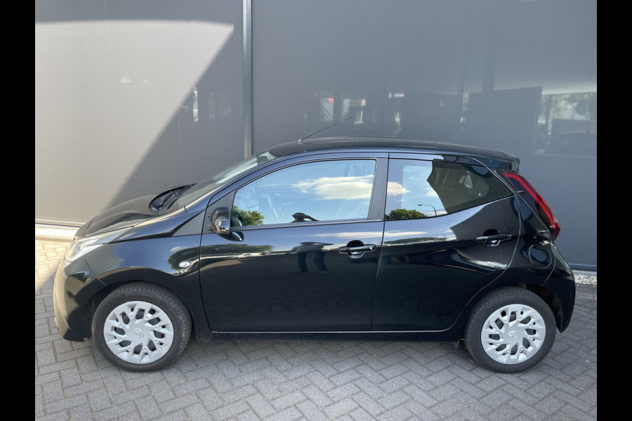 Toyota Aygo 1.0 VVT-i x-play Achteruitrijcamera - Airco - Cruise control - Bluetooth - Multifunctioneel stuurwiel